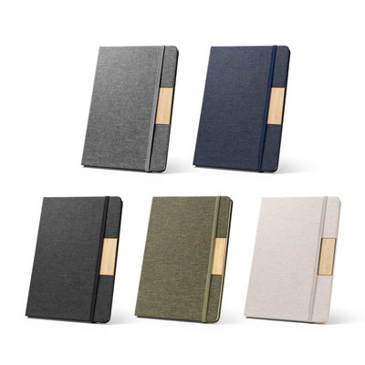 Caderno A5 de capa dura em tecido PET 100% reciclado, com páginas pautadas em papel 100% reciclado