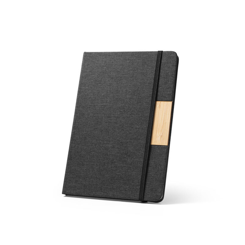 Caderno A5 de capa dura em tecido PET 100% reciclado, com páginas pautadas em papel 100% reciclado