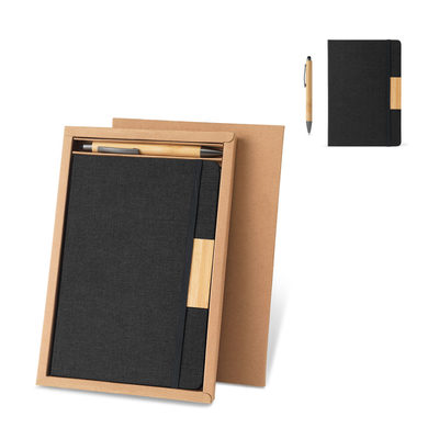 Conjunto composto por 1 caderno A5 com capa rígida e 1 caneta esferográfica em bambu