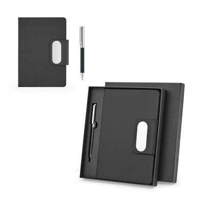 Conjunto composto por 1 caneta esferográfica e 1 caderno, em PU e aço inox